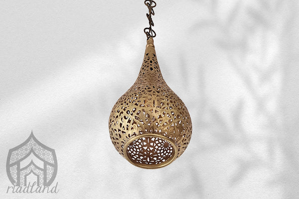 Stylish small ceiling lamp, ideal for adding sophisticated lighting to the kitchen
