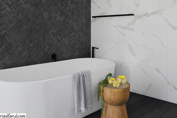 Elegant-bathroom-with-a-black-and-white-marble-wall-and-cozy-candle-pots-on-a-wooden-table