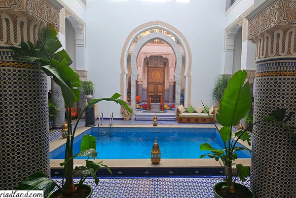 Moroccan riad with a view on the swimming pool and the gateway leading to the lounge area