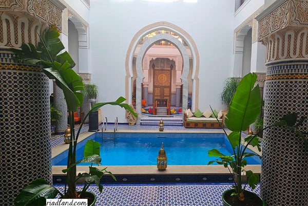 Moroccan riad with a view on the swimming pool and the gateway leading to the lounge area